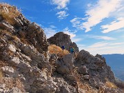 49 Passaggio su tratto di sentiero  tra torrioni e roccioni